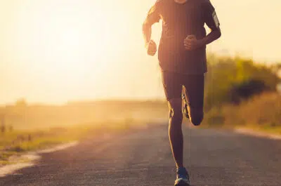 Coureur au coucher du soleil – kiné et course à pied | IK Kiné et Balnéo Paris