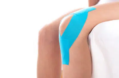 Genou avec bande de taping bleue – opter pour le K-taping | IK Kiné et Balnéo Paris