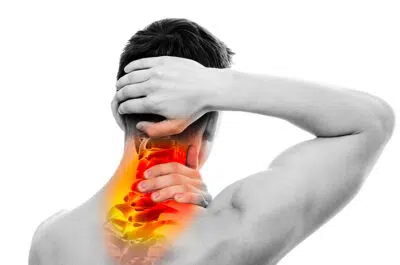 Homme se tenant la nuque, zone douloureuse en rouge – fracture des cervicales | IK
