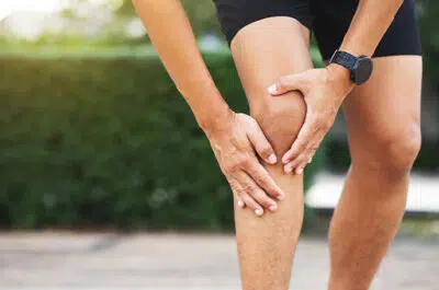 Personne se tenant le genou – fracture de la rotule | IK Kiné et Balnéo Paris