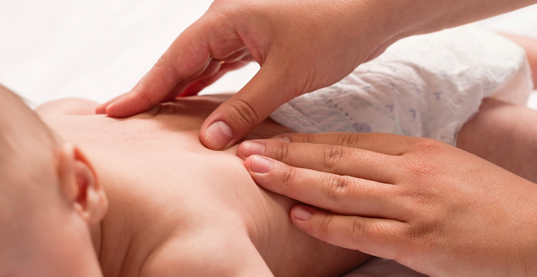 Massages pour calmer bébé lorsqu'il a mal aux dents : les conseils