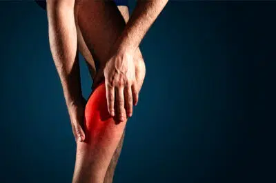 Jambe avec mollet douloureux en rouge – prévenir et soulager les crampes | IK Kiné et Balnéo