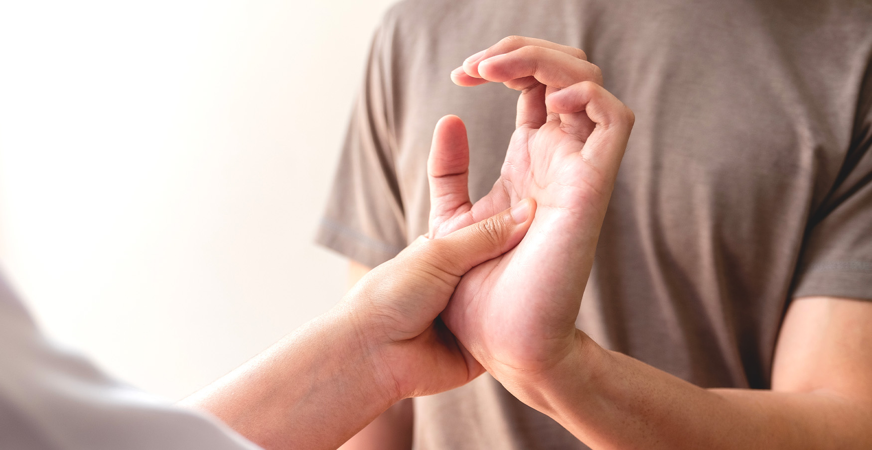 Les traitements des douleurs au poignet à Paris | Institut de kinésithérapie