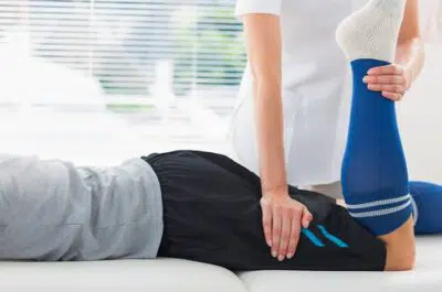 Kiné étirant la cuisse d'une patiente – soulager une douleur à la cuisse | IK Kiné et Balnéo