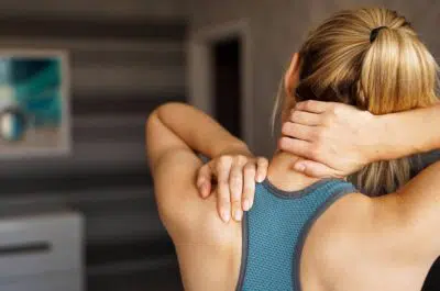 Femme se massant la nuque – exercices simples pour soulager les douleurs au cou | IK