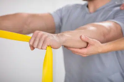 Pourquoi la kinésithérapie active fonctionne mieux que les antalgiques ? | IK Kiné et Balnéo