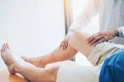 Jambes d'une personne assise – comment savoir si j'ai de l'arthrose | IK Kiné et Balnéo Paris