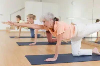 Seniors en équilibre sur tapis – dix exercices pour améliorer l'équilibre | IK Kiné et Balnéo