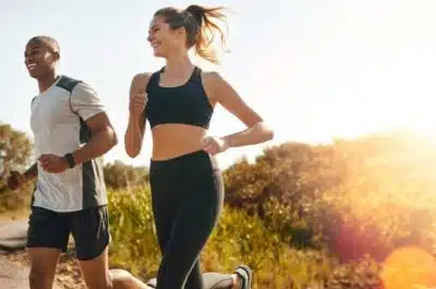 Couple courant au coucher du soleil – reprise du sport avant l'été avec un kiné | IK