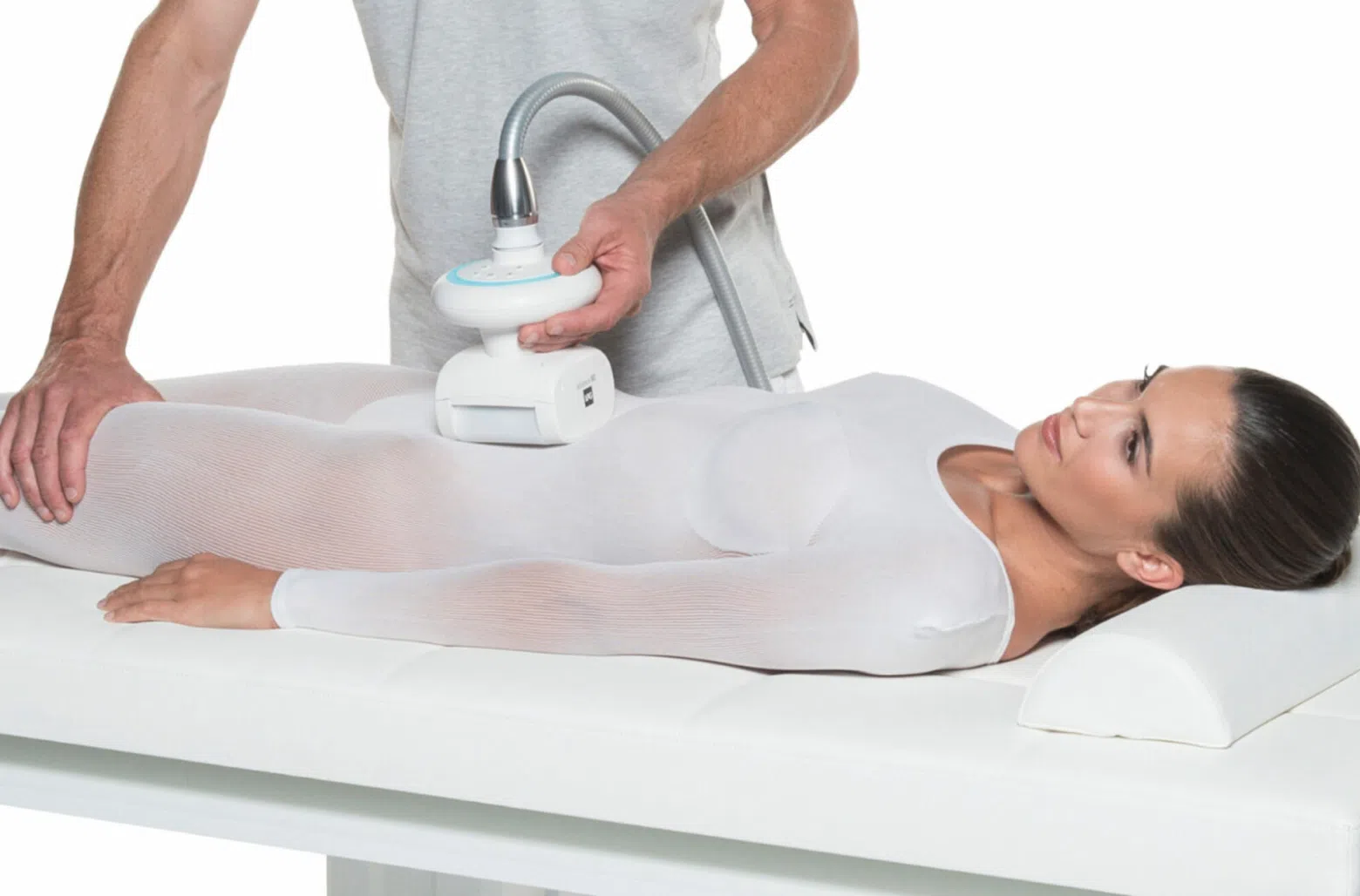 Femme allongee recevant des soins sur son ventre - kinesitherapie esthetique | IK Paris