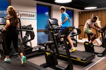 Patients sur vélos et tapis en salle – quiz : quel sport pour moi ? | IK Kiné et Balnéo