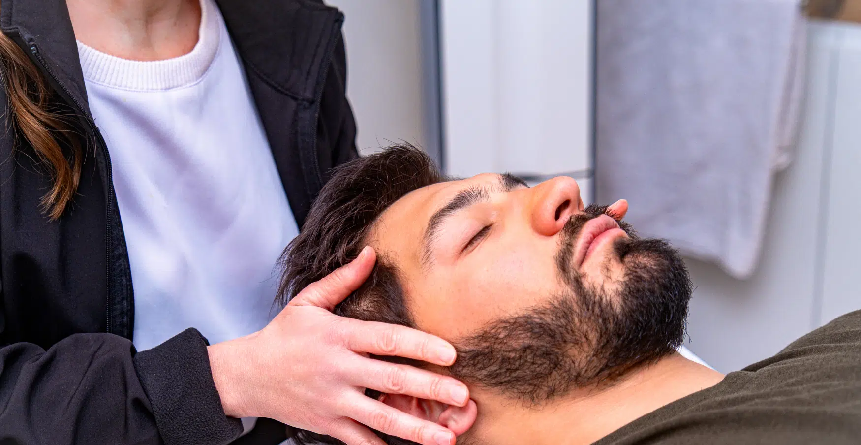 Kinésithérapeute massant le visage d'un patient – kinésithérapie esthétique | IK Kiné et Balnéo