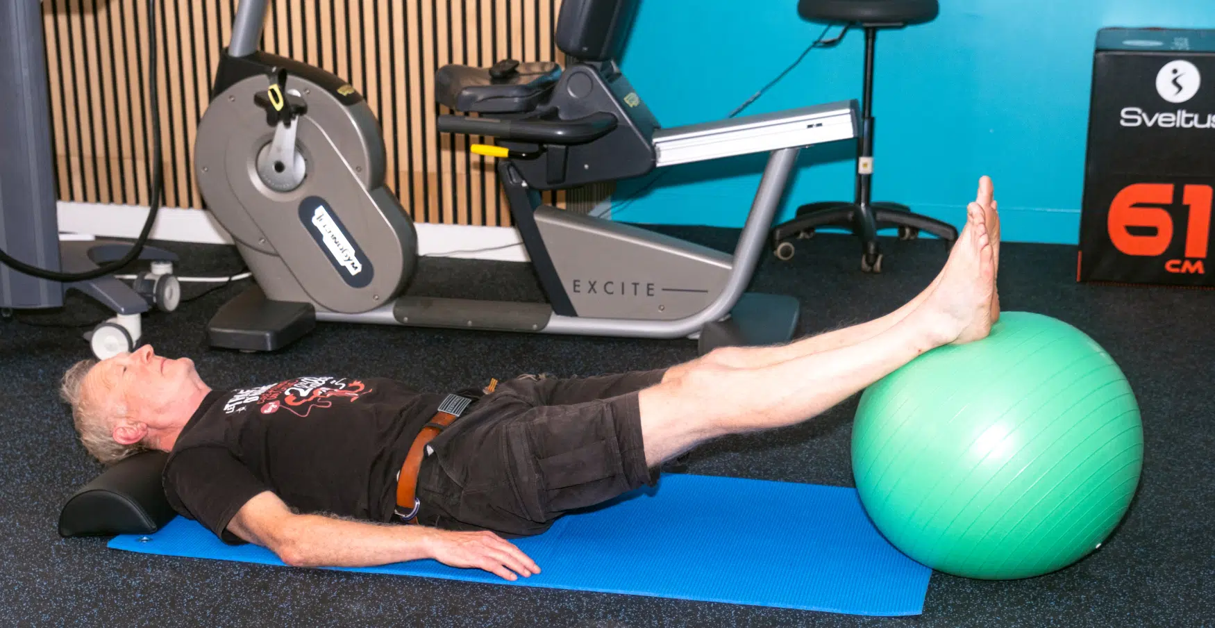 Patients en exercice sur tapis avec ballons – douleur référée dans le bas du dos | IK