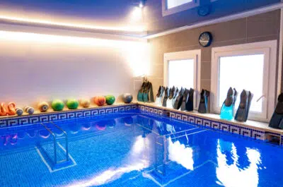 Bassin de balnéothérapie éclairé en bleu – balnéothérapie et fibromyalgie | IK Kiné et Balnéo