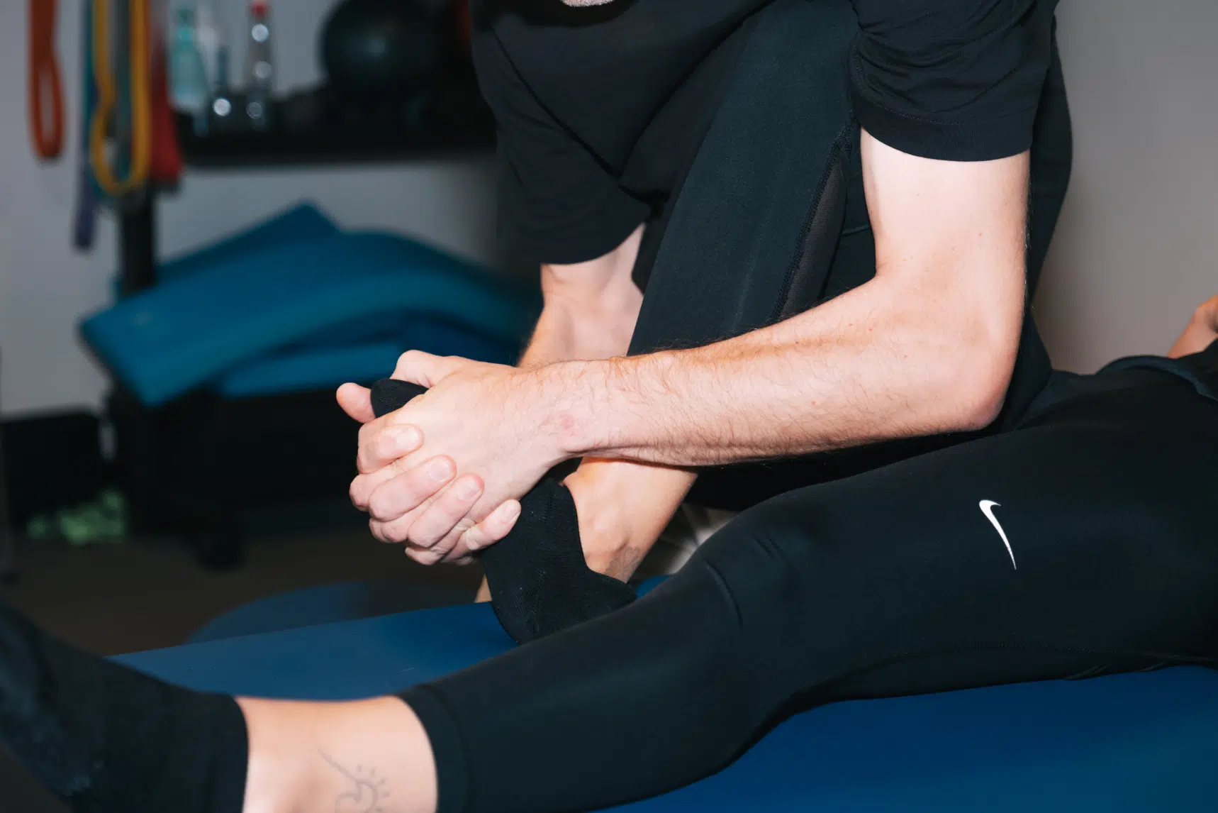 Kiné massant le pied d'une patiente – traitement kiné de l'aponévrosite | IK Kiné et Balnéo