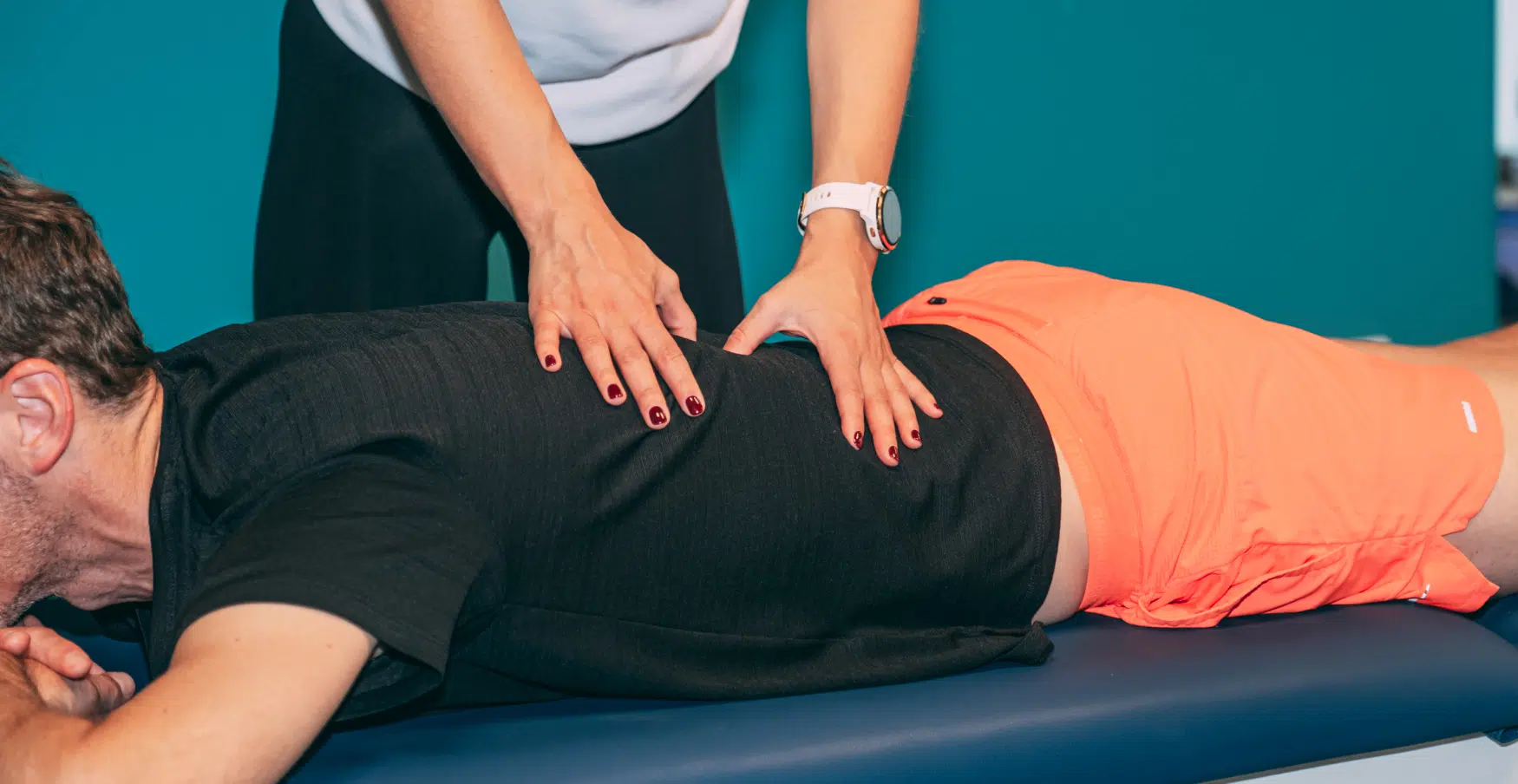Kiné massant le dos d'une patiente – prise en charge de la fibromyalgie | IK Kiné et Balnéo